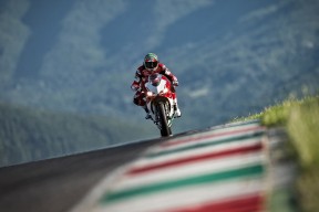 爱游戏体育-Doinb王者归来首秀炸裂，曼联观众集体沸腾！